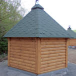 Kabiny do sauny produkujemy z wysokiej jakości suszonych, okrągłych desek z drewna sosnowego o grubości ścianki 45 mm, izolowanego dachu o grubości 81 mm i podłogi o grubości 18 mm.