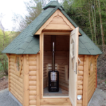 Kabiny do sauny produkujemy z wysokiej jakości suszonych, okrągłych desek z drewna sosnowego o grubości ścianki 45 mm, izolowanego dachu o grubości 81 mm i podłogi o grubości 18 mm.